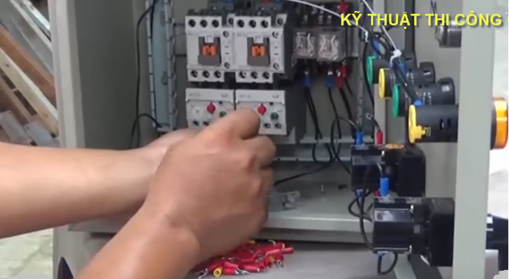 Hình ảnh thợ sửa điện tại nhà ở thành phố Bắc Ninh bị quá tải