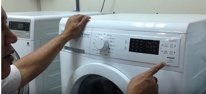 Hình ảnh thợ sửa máy giặt tại nhà cho khách hàng ở khu đô thị Đại Kim