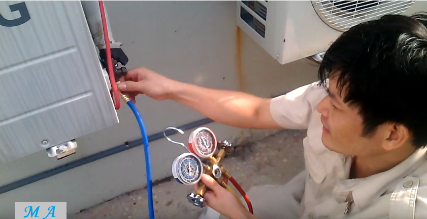 Hình ảnh thợ sửa điều hòa nạp gas tại nhà khách hàng ở quận Hoàn Kiếm